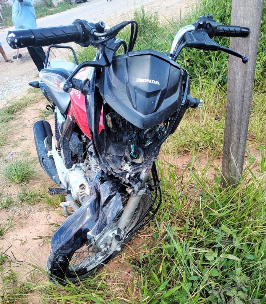 Adolescente fica ferido ao colidir moto com carro