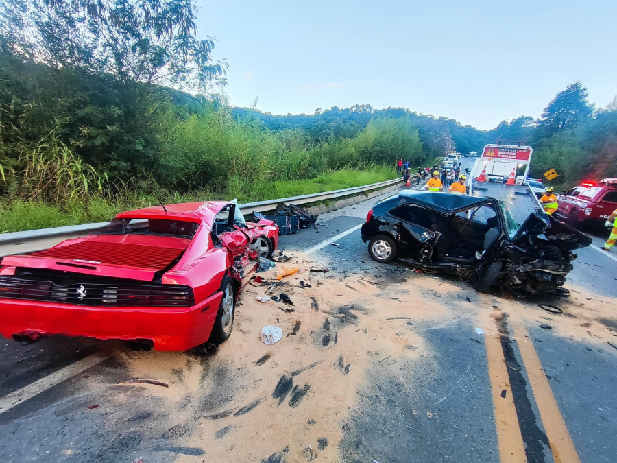 Colisão entre Ferrari e Gol deixa três pessoas feridas na SP-79